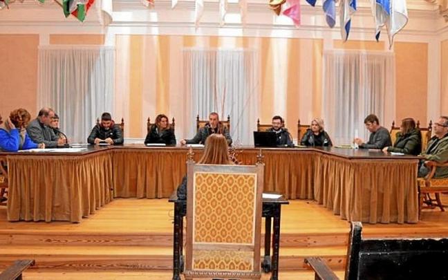 Corporaci&oacute;n Municipal de Getaria votando los presupuestos. | FOTO: GETARIAKO UDALA