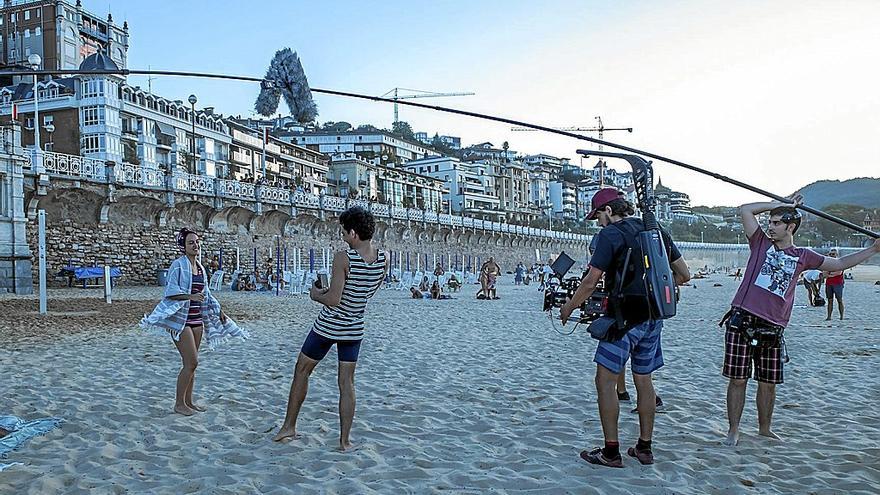 La playa de La Concha ha vuelto estos días a los años 20 con la serie ‘Pelotaris 1926’.