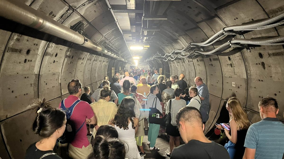 Los pasajeros caminan por el Eurotúnel.