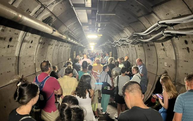 Los pasajeros caminan por el Eurotúnel.