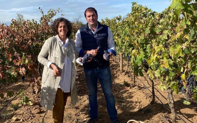 Imagen de Itziar Gómez y David Palacios, con los últimos racimos Imagen de Itziar Gómez y David Palacios, con los últimos racimos