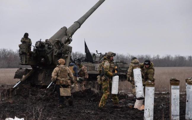 Las tropas ucranianas se preparan para disparar contra Bajmut.