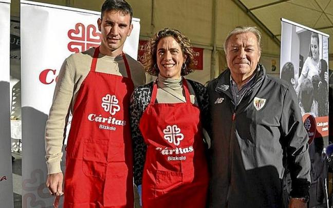 El pelotari Mikel Urrutikoetxea, Amaia Aseguinolaza y Manolo Delgado Meco. El pelotari Mikel Urrutikoetxea, Amaia Aseguinolaza y Manolo Delgado Meco.