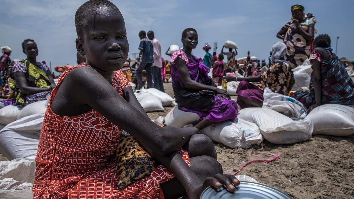 Una mujer recibe asistencia alimentaria en Sudán del Sur.