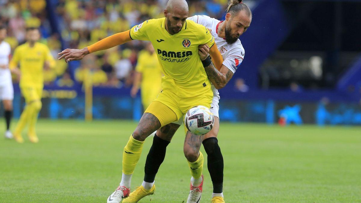 Capoue protege el balón ante un rival