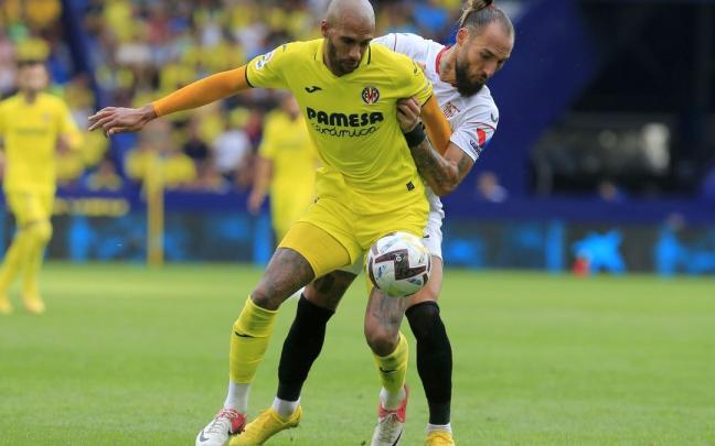 Capoue protege el balón ante un rival Capoue protege el balón ante un rival