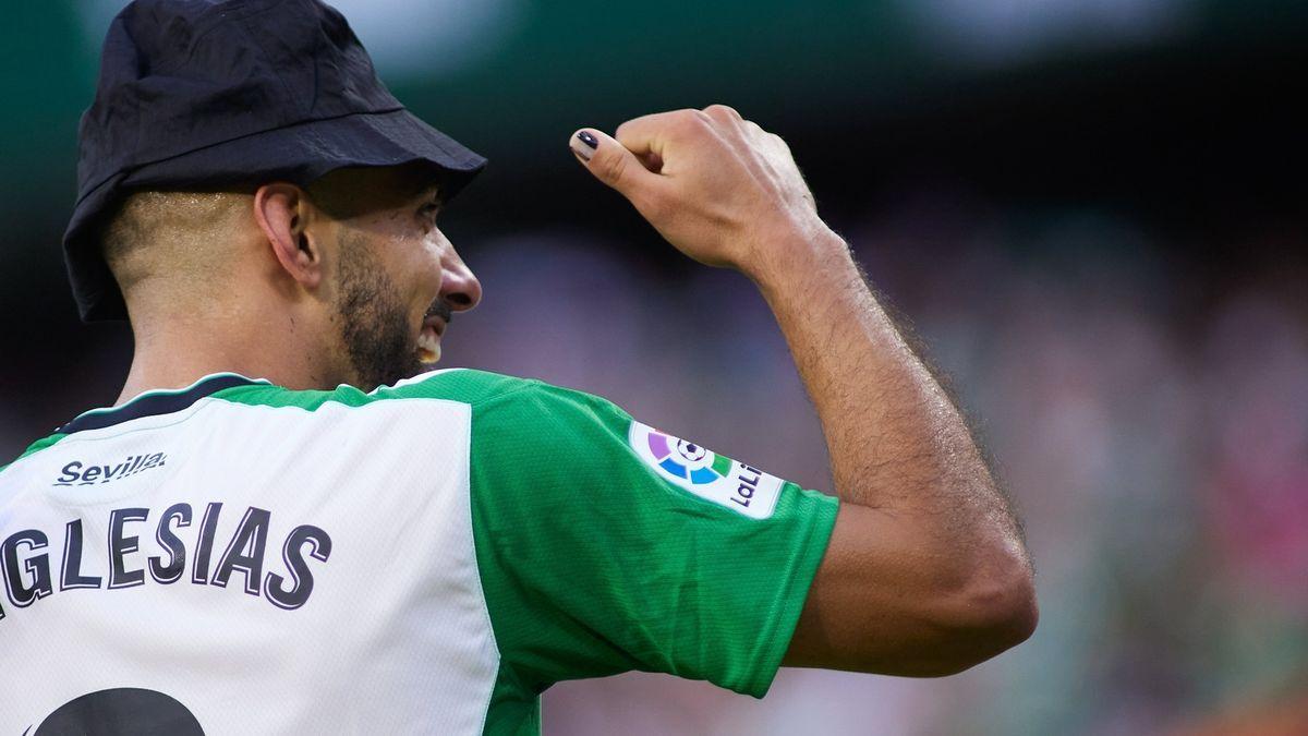 Borja Iglesias celebra uno de sus dos goles ante el Girona