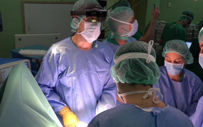 Médicos en un quirófano. Médicos en un quirófano.