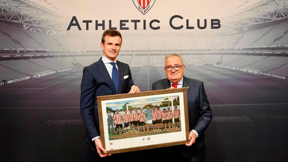 El presidente del Athletic, Jon Uriarte, hace entrega de la lámina conmemorativa del 125 aniversario al presidente de Osasuna, Luis Sabalza.