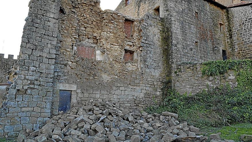 Una parte de la muralla de Labraza se encuentra derrumbada desde finales de 2021.