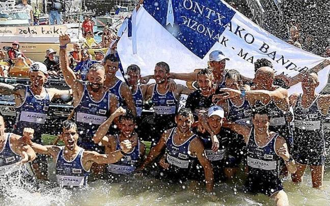 Urdaibai celebra su victoria en la Bandera de La Concha.