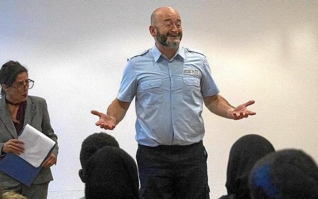 Pez Limbo en una actuaci&oacute;n en un instituto.