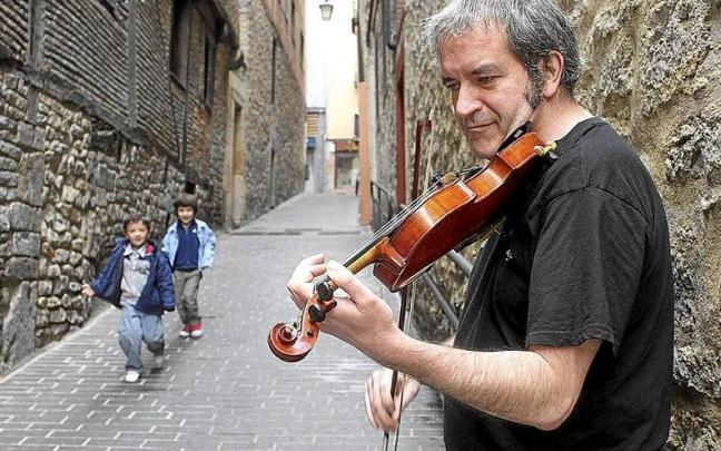 El músico y compositor gasteiztarra Bingen Mendizabal. El músico y compositor gasteiztarra Bingen Mendizabal.