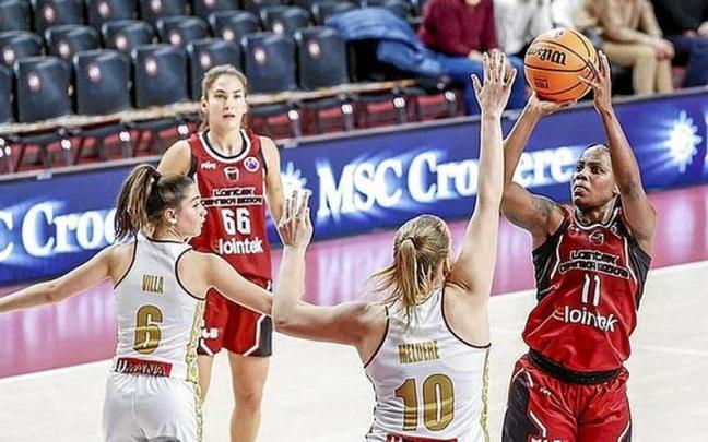 Brooque Williams lanza a canasta ante la defensa de Laura Meldere.