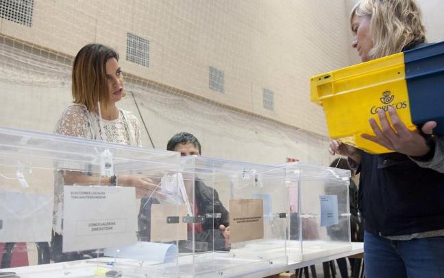 Preparación de una jornada electoral en un colegio Preparación de una jornada electoral en un colegio