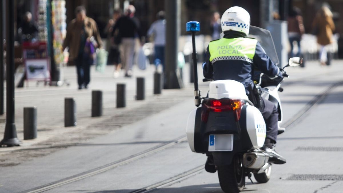 Agente de la Policía Local de Vitoria patrullando en motocicleta