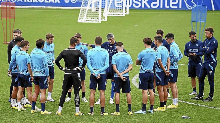 Imanol charla con sus jugadores en Zubieta.