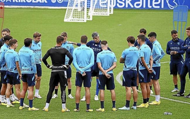 Imanol charla con sus jugadores en Zubieta. Imanol charla con sus jugadores en Zubieta.