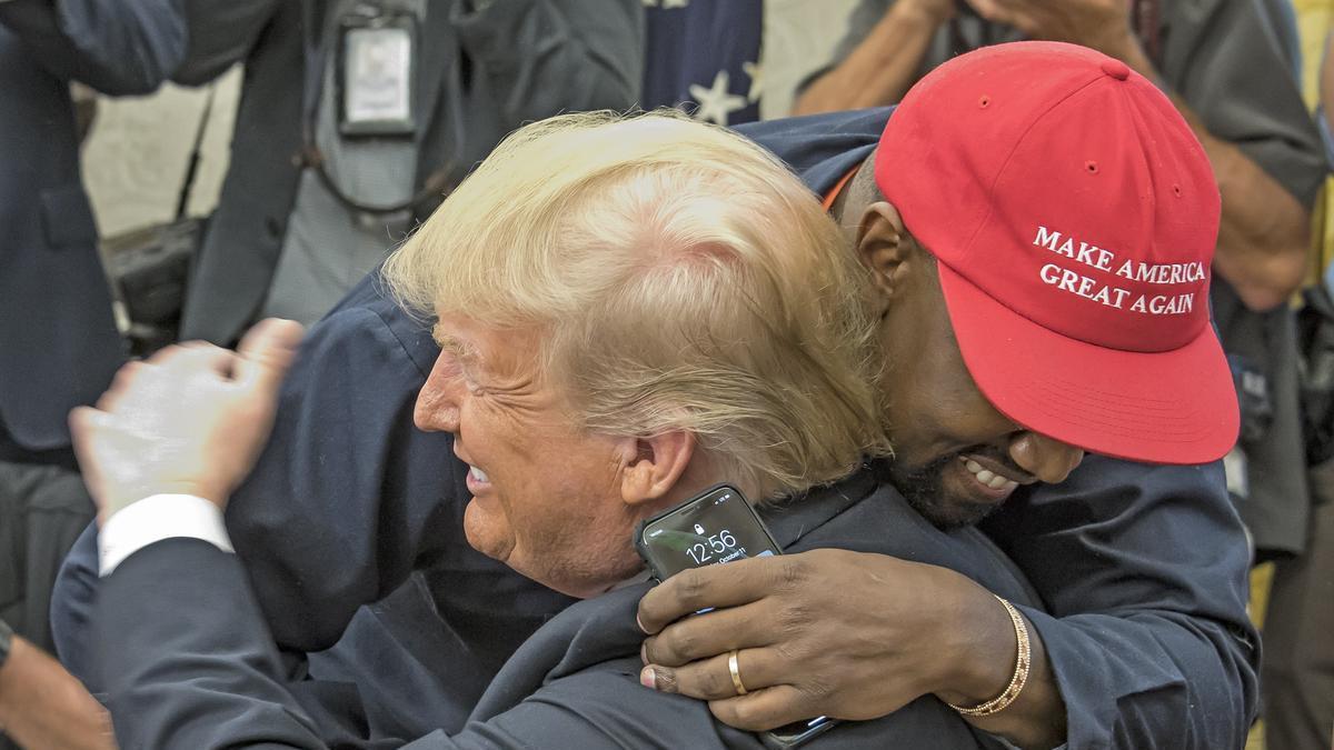 Kanye West se abraza a Trump durante una visita al despacho oval.