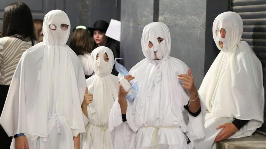 Vecinos de la Txantrea disfrutan de la Casa del Terror.