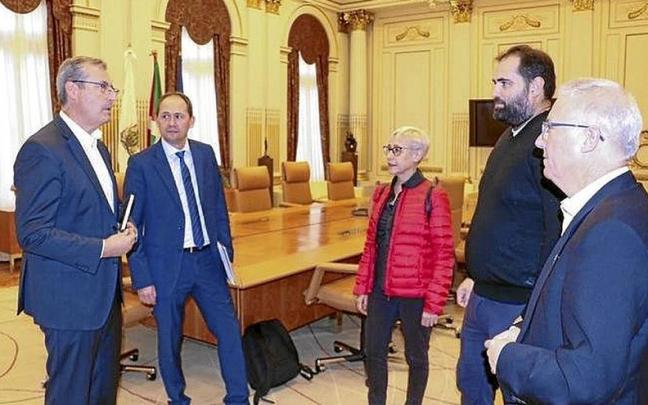 Markel Olano, Jokin Perona, Arantxa Gonz&aacute;lez, Joanes Fiel y Jos&eacute; Ignacio Asensio, ayer. | FOTO: N.G.