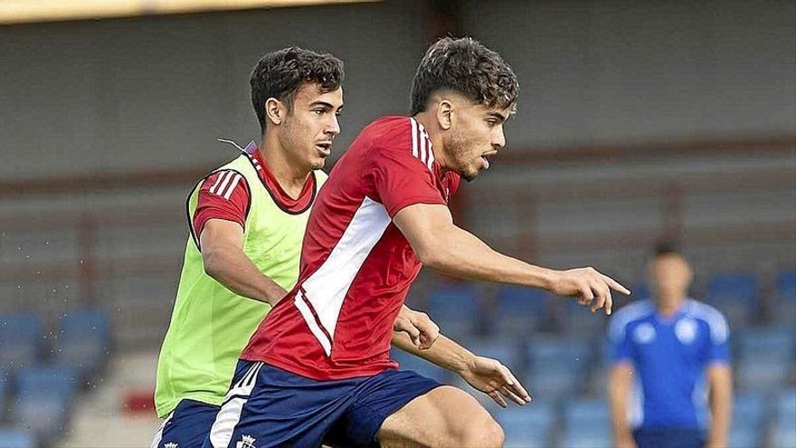 Abde trata de escaparse de la marca de Manu Sánchez durante el entrenamiento de ayer. | FOTO: CLUB ATLÉTICO OSASUNA