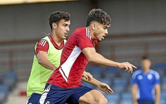 Abde trata de escaparse de la marca de Manu S&aacute;nchez durante el entrenamiento de ayer. | FOTO: CLUB ATL&Eacute;TICO OSASUNA