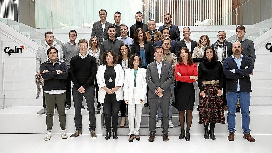 Emprendedores, mentores y equipo técnico de Cein, junto a Mikel Irujo, consejero de Desarrollo Económico de Navarra.