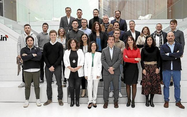 Emprendedores, mentores y equipo técnico de Cein, junto a Mikel Irujo, consejero de Desarrollo Económico de Navarra. Emprendedores, mentores y equipo técnico de Cein, junto a Mikel Irujo, consejero de Desarrollo Económico de Navarra.