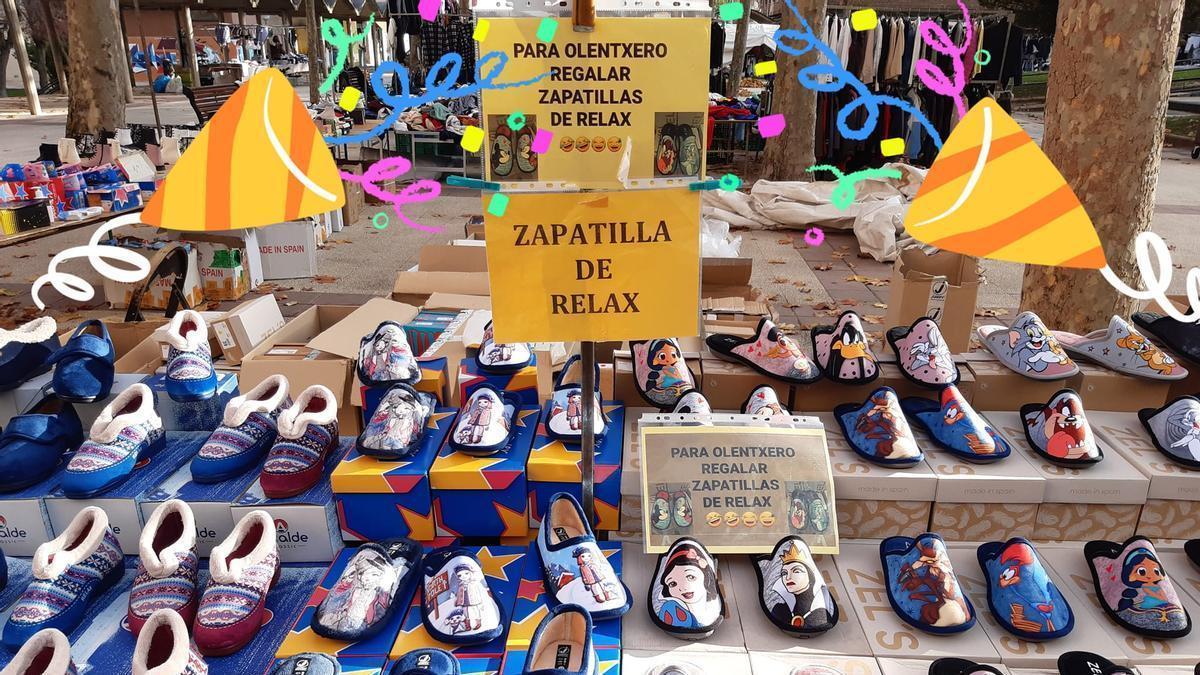 El cartel colgado en este puesto del mercadillo en Vitoria