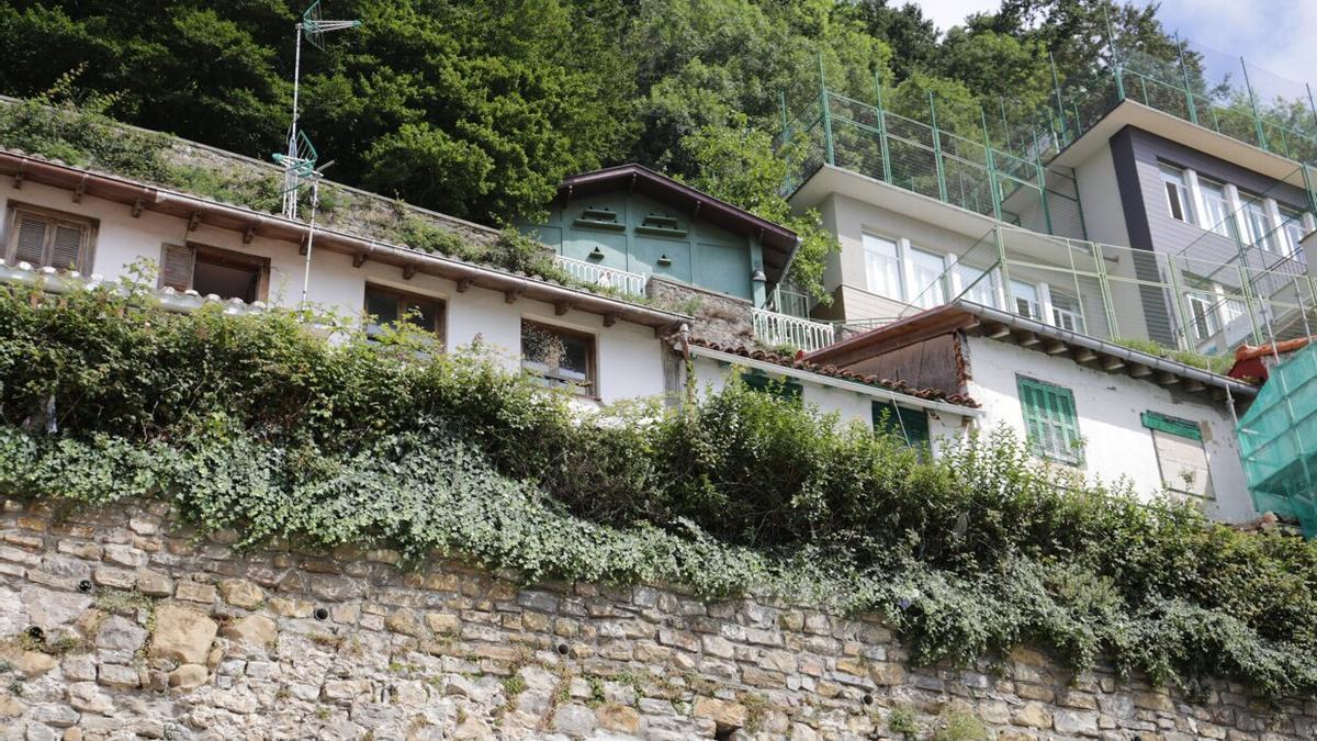 Viviendas de la zona alta del muelle, que quedan excluidas del conjunto monumental de la Parte Vieja.