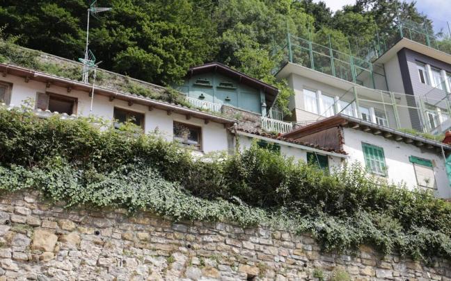 Viviendas de la zona alta del muelle, que quedan excluidas del conjunto monumental de la Parte Vieja. Viviendas de la zona alta del muelle, que quedan excluidas del conjunto monumental de la Parte Vieja.