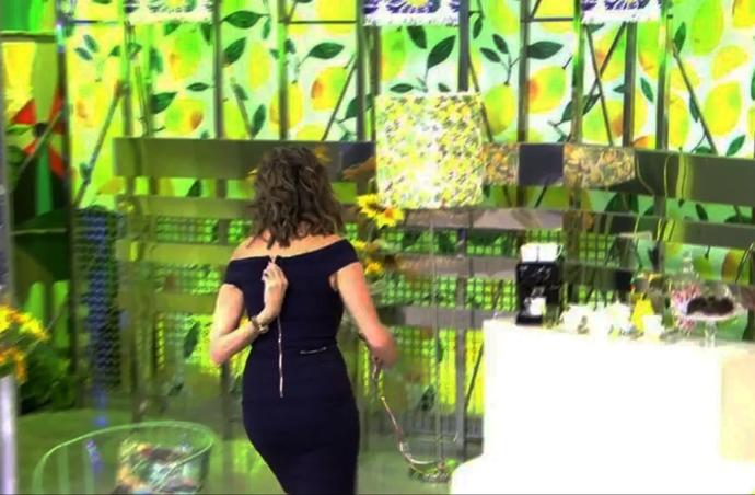 Momento en que la presentadora Paz Padilla se quita el micrófono y abandona el plató de 'Sálvame' tras su enfrentamiento con Belén Esteban.