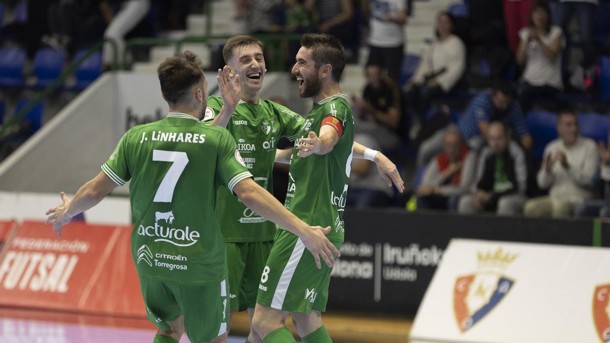 Jugadores del Xota celebran un gol en Anaitasuna.