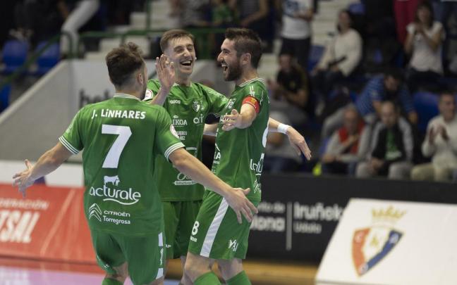 Jugadores del Xota celebran un gol en Anaitasuna.