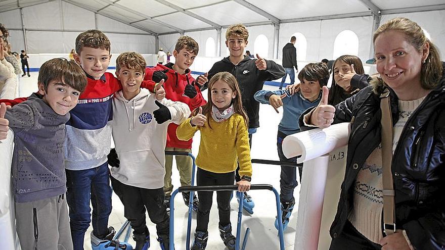 La sopeloztarra Marta Díaz Paisán acompañó ayer a su hijo Kepa Coto y su cuadrilla de amigos a la inauguración de la pista.