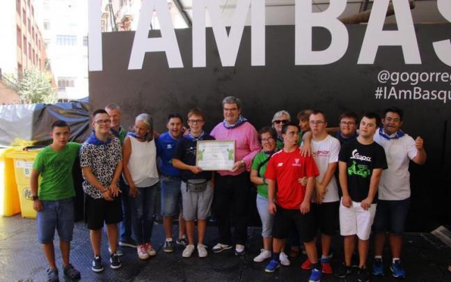 El alcalde de Bilbao, Juan Mari Aburto, junto a miembros de la Fundación Síndrome de Down El alcalde de Bilbao, Juan Mari Aburto, junto a miembros de la Fundación Síndrome de Down
