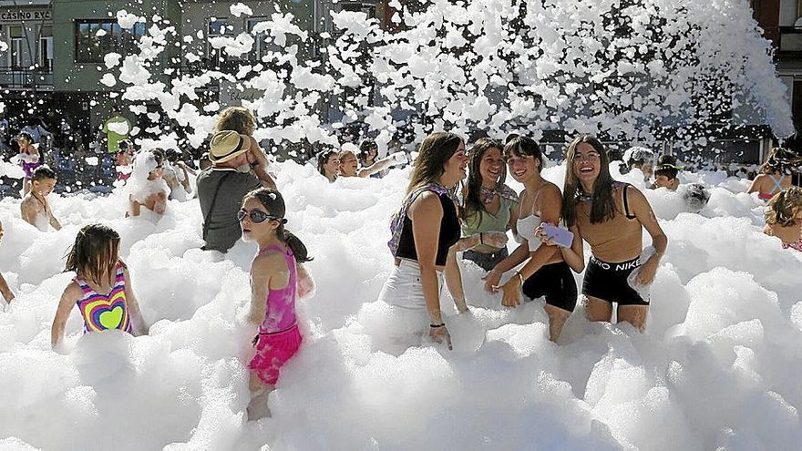 Niños y jóvenes, en la fiesta de la espuma de ayer por la tarde.