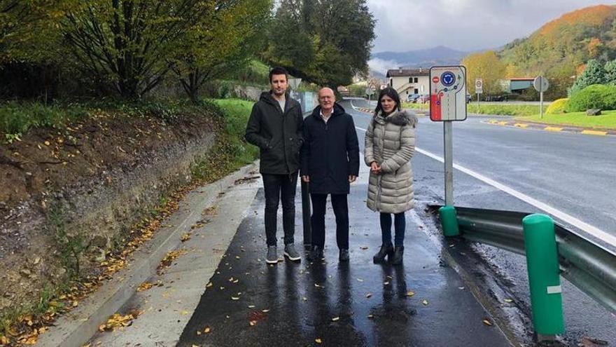 De izquierda a derecha: el alcalde de Lesaka, Ladis Satrústegui, el consejero de Cohesión Territorial, Bernardo Ciriza, y la directora general de Transportes y Movilidad Sostenible, Berta Miranda, durante la visita a la zona donde se ubicar&