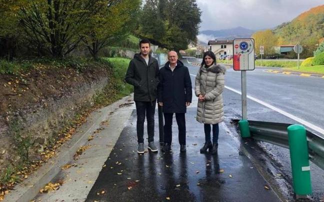 De izquierda a derecha: el alcalde de Lesaka, Ladis Satrústegui, el consejero de Cohesión Territorial, Bernardo Ciriza, y la directora general de Transportes y Movilidad Sostenible, Berta Miranda, durante la visita a la zona donde se ubicar&