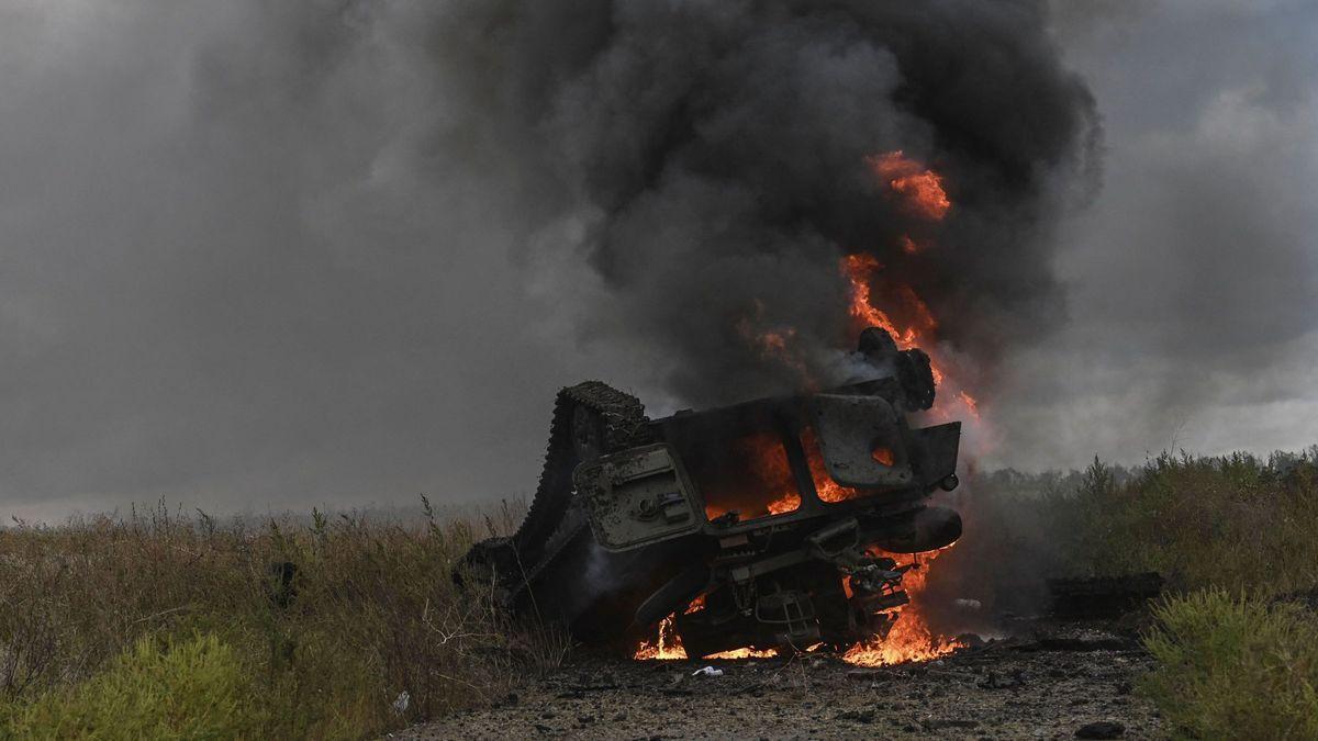 Un tanque ruso arde a las afueras de Izium.
