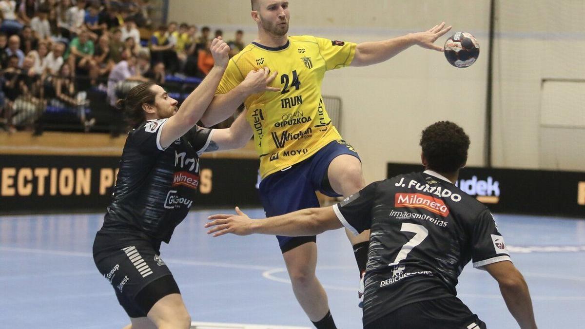 Mitic, en una acción entre dos jugadores del Aguas Santas