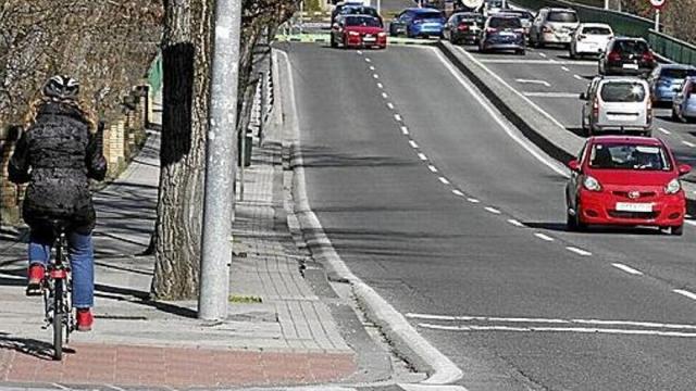 En el sentido Pamplona-Burlada, el carril bici se plantea por la izquierda. Se constriuirá un voladizo de 2,10 metros que se añade a la acera, lo que permitirá crear un espacio de 2,40 m. bidireccional para bicicletas.
