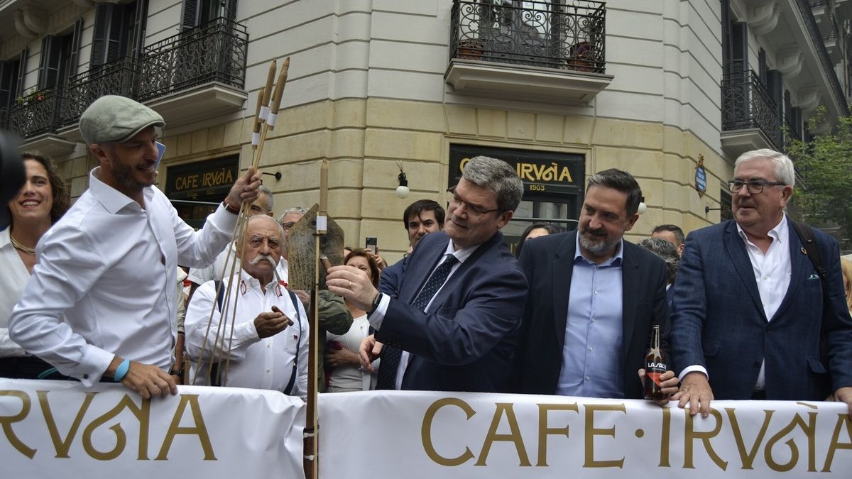 El Caf&eacute; Iru&ntilde;a de Bilbao recupera la tradici&oacute;n del txupinazo en la celebraci&oacute;n de San Ferm&iacute;n