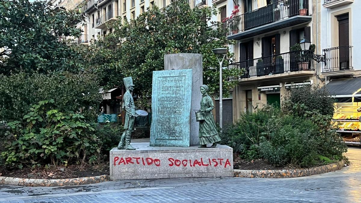 Nueva pintada en el monumento en honor a Raimundo Sarriegi