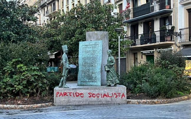 Nueva pintada en el monumento en honor a Raimundo Sarriegi