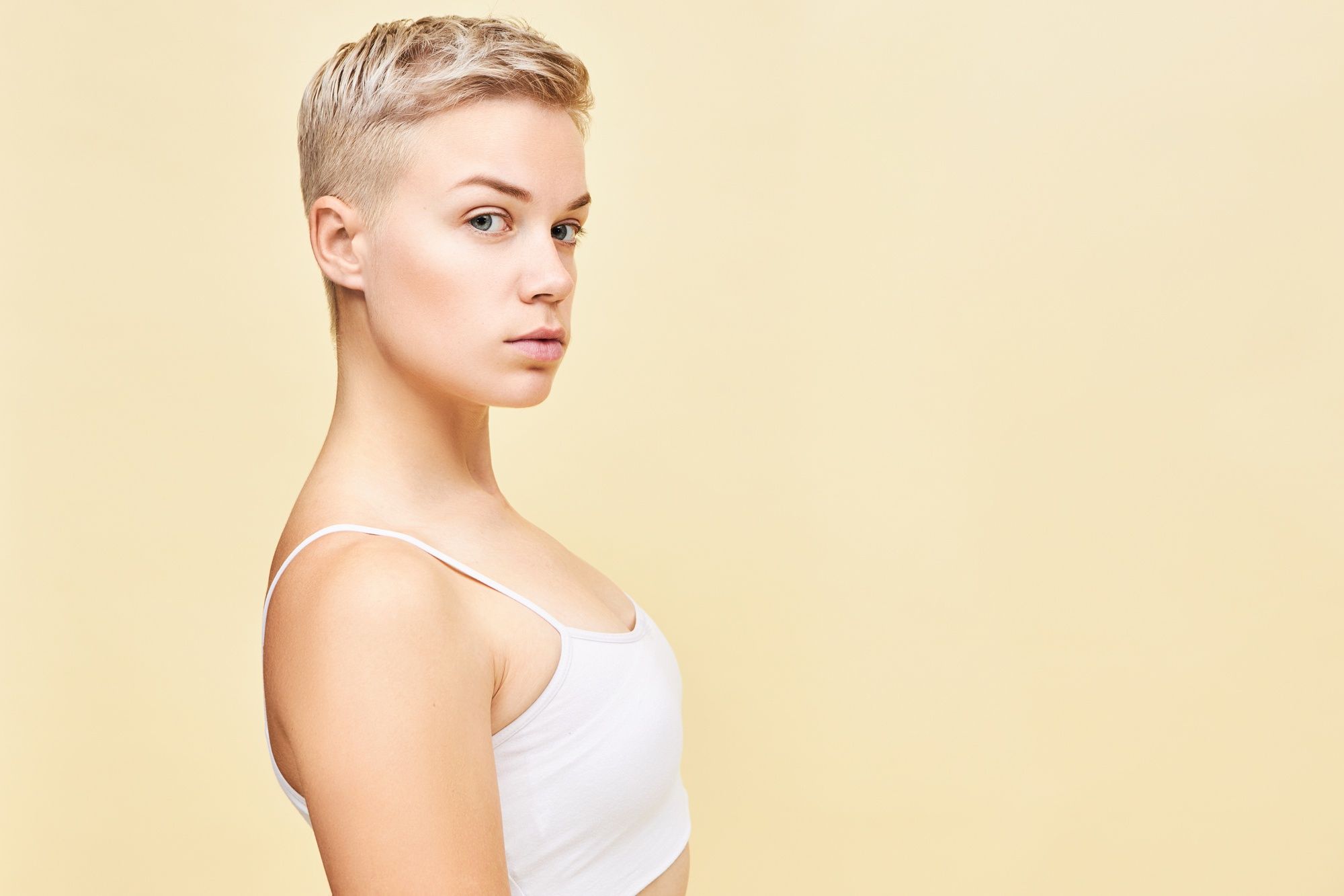 Una joven con un corte de pelo pixie.