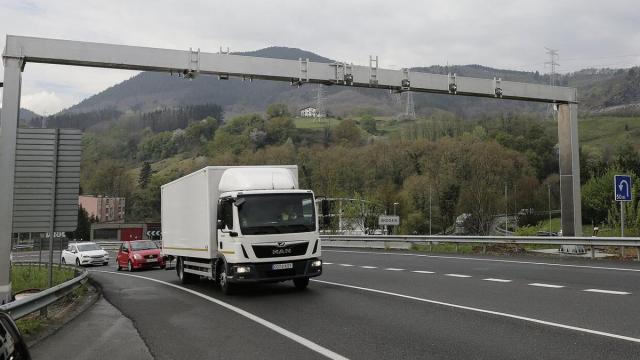 Nuevo pórtico del sistema AT para el pago de peaje de camiones en la salida norte de Andoain de la N-I.