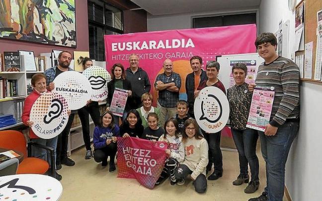 Euskaraldiko herri batzordeko ordezkariak, egitarauaren aurkezpenean. | ARGAZKIA: N.G.