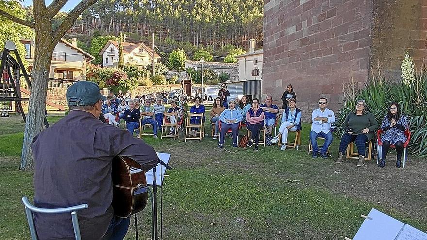 El cantautor Jorge Sánchez, en un momento del concierto en Etayo tras las fiesta de la Sardinada.